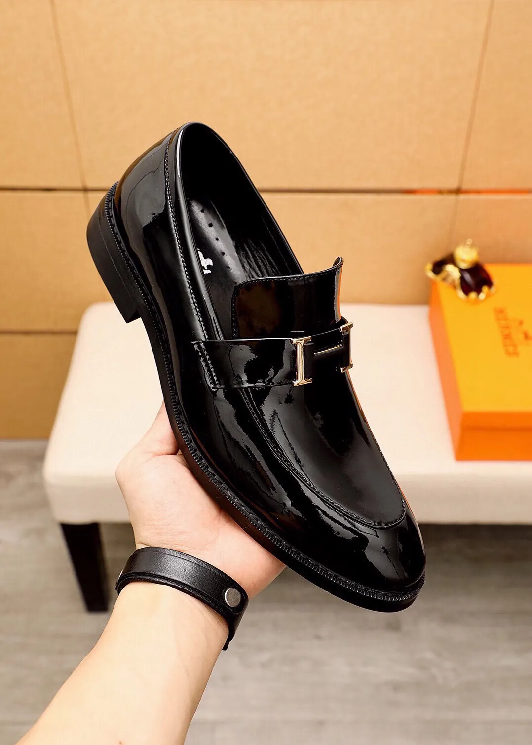 Men's shoes 💰460 💐 Product trademark: HERMES "Hermès" casual leather shoes Regular size: 38-44 (45🉑️customized) Product materials: Selected imported first-layer open edge bead upper + classic hardware buckle, imported water-dyed 🐂 cowhide lining. Strong three-dimensional visual effect, combined outsole Color: 2⃣️colors available